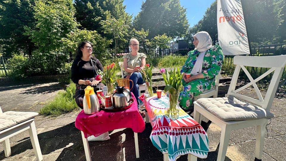 De koffietafel in Open Haven! Mensen die zin hebben in een kopje koffie of behoefte hebben aan een goed gesprek kunnen terecht bij onze buiten koffietafel bij ons inloophuis in Open Haven. Leuke ideeën voor de buurt? Vragen over het Inloophuis? Kom bij ons langs!